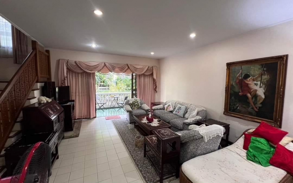 ขายบ้านทาวน์โฮม 3 ชั้นฝั่งทะเล 3 ห้องนอน 3 ห้องน้ำ บ้านอำเภอ นาจอมเทียน