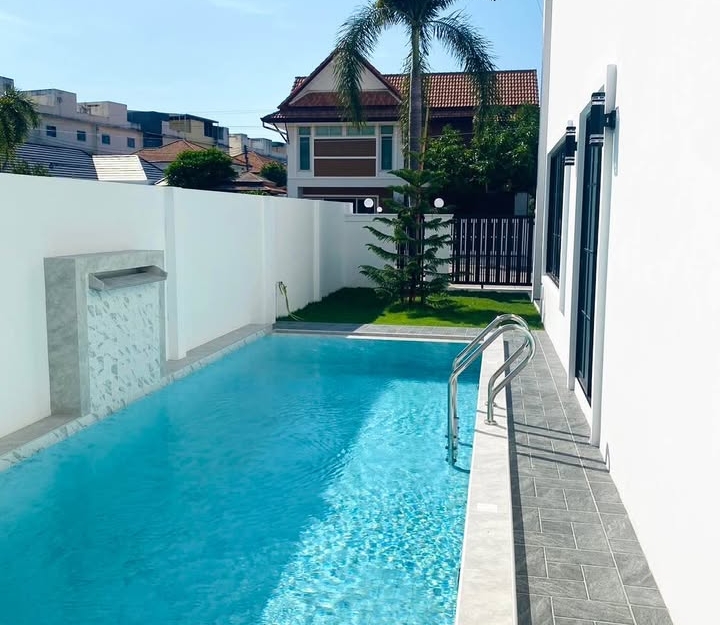 ให้เช่า Pool Villa 2 ชั้น 4 ห้องนอน 5 ห้องน้ำ ซอยสยาม