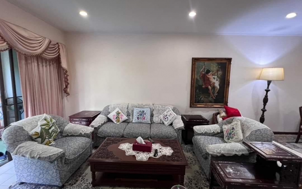 ขายบ้านทาวน์โฮม 3 ชั้นฝั่งทะเล 3 ห้องนอน 3 ห้องน้ำ บ้านอำเภอ นาจอมเทียน