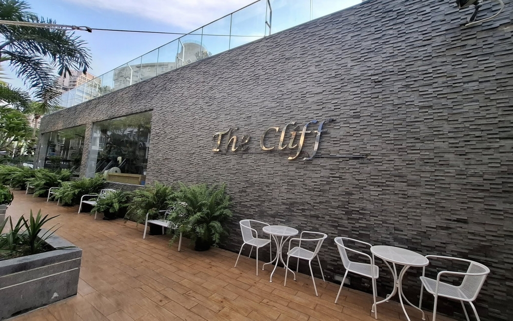 ให้เช่า The Cliff Pratumnak เดอะ คลิฟ พระตำหนัก 1 ห้องนอน วิวสระ