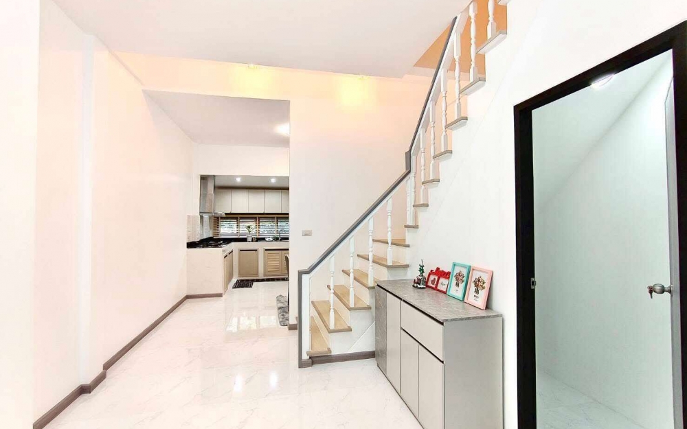 ขายทาวน์โฮม 2 ชั้น 2 ห้องนอน ซอยสยามคันทรีคลับ (2)