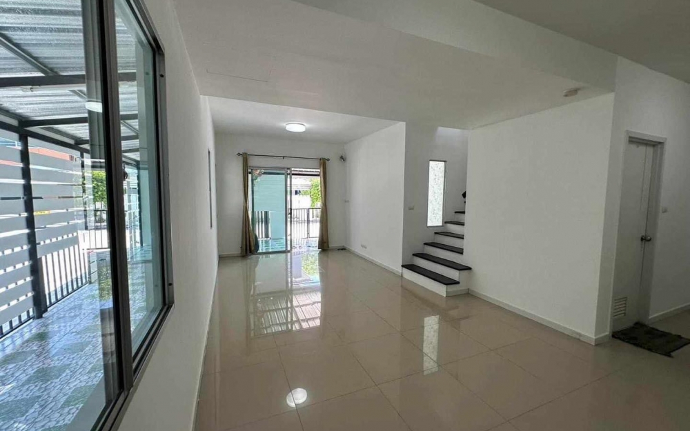 ขายพร้อมผู้เช่า ทาวน์โฮม 2 ชั้น หลังมุม 3 ห้องนอน 2 ห้องน้ำ เครือสหพัฒน์-ศรีราชา