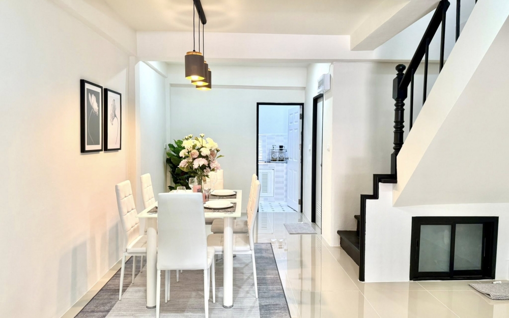 ขายทาวน์เฮ้าส์ 2 ชั้น 2 ห้องนอน 2 ห้องน้ำ ถนนสุขุมวิท (2)