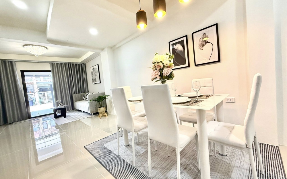 ขายทาวน์เฮ้าส์ 2 ชั้น 2 ห้องนอน 2 ห้องน้ำ ถนนสุขุมวิท (2)