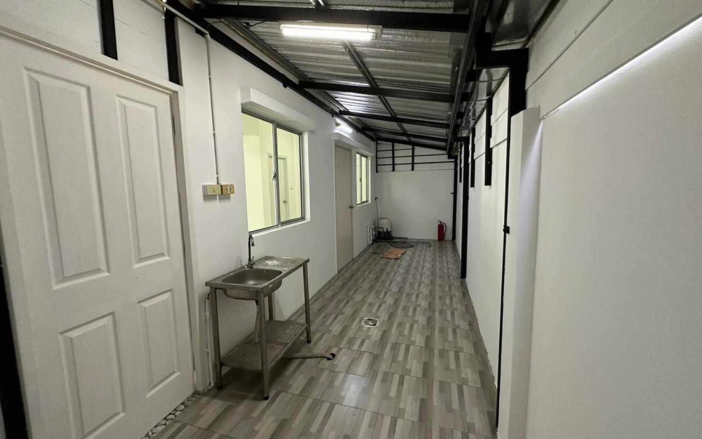 ขายพร้อมผู้เช่า ทาวน์โฮม 2 ชั้น หลังมุม 3 ห้องนอน 2 ห้องน้ำ เครือสหพัฒน์-ศรีราชา