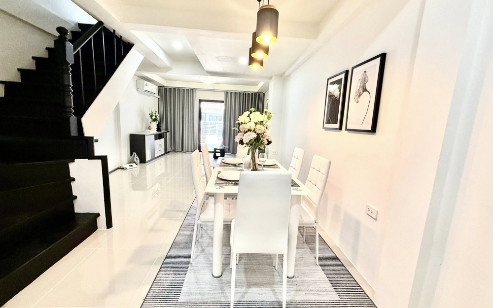 ขายทาวน์เฮ้าส์ 2 ชั้น 2 ห้องนอน 2 ห้องน้ำ ถนนสุขุมวิท (2)