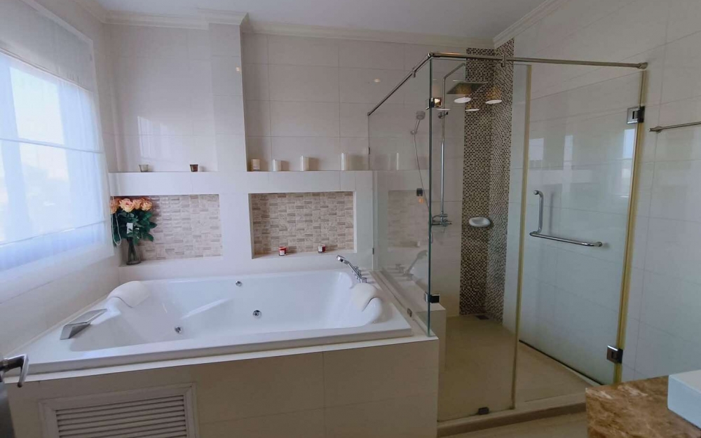 ให้เช่าพูลวิลล่า 3 ห้องนอน บ้านอำเภอ