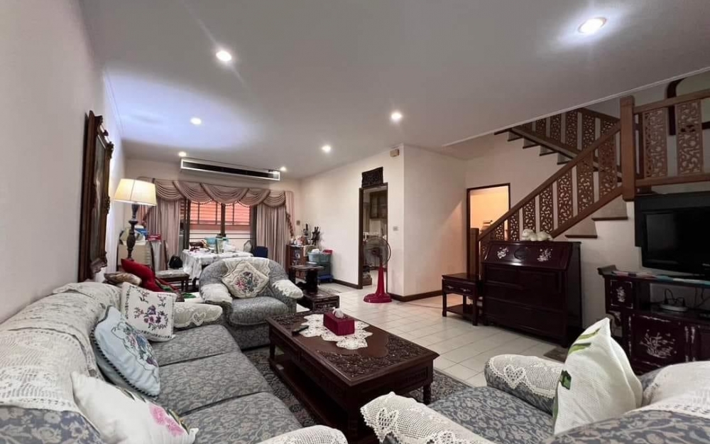 ขายบ้านทาวน์โฮม 3 ชั้นฝั่งทะเล 3 ห้องนอน 3 ห้องน้ำ บ้านอำเภอ นาจอมเทียน