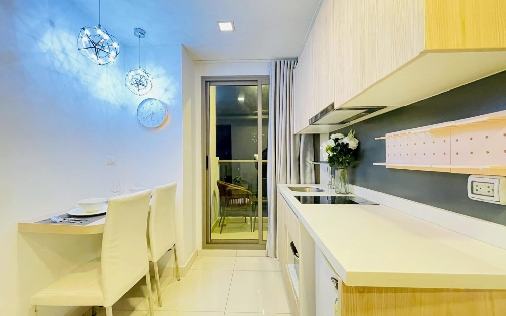 ขาย Arcadia Beach Resort Pattaya อะคาเดีย บีช รีสอร์ท พัทยา 1 ห้องนอน วิวสระ (2)