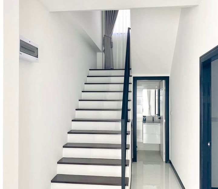 ให้เช่า Pool Villa 2 ชั้น 4 ห้องนอน 5 ห้องน้ำ ซอยสยาม