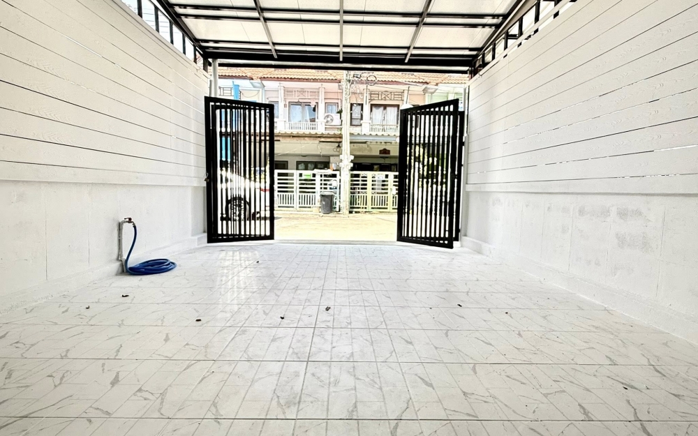 ขายทาวน์เฮ้าส์ 2 ชั้น 2 ห้องนอน 2 ห้องน้ำ ถนนสุขุมวิท (2)