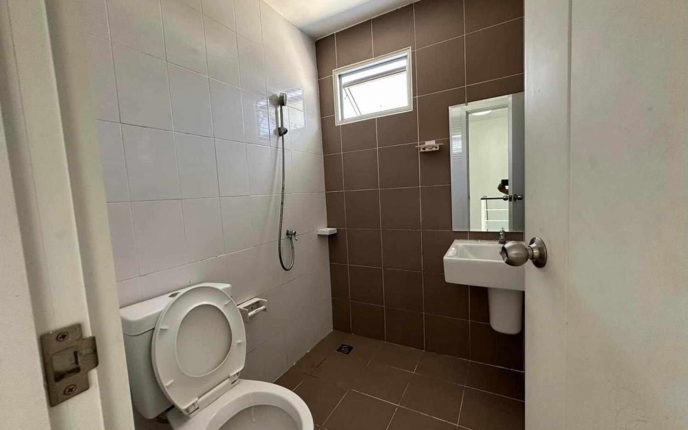 ขายพร้อมผู้เช่า ทาวน์โฮม 2 ชั้น หลังมุม 3 ห้องนอน 2 ห้องน้ำ เครือสหพัฒน์-ศรีราชา