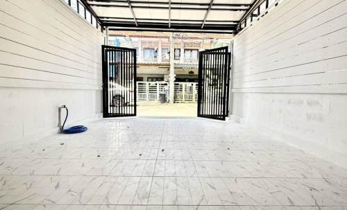 ขายทาวน์เฮ้าส์ 2 ชั้น 2 ห้องนอน 2 ห้องน้ำ ถนนสุขุมวิท (2)